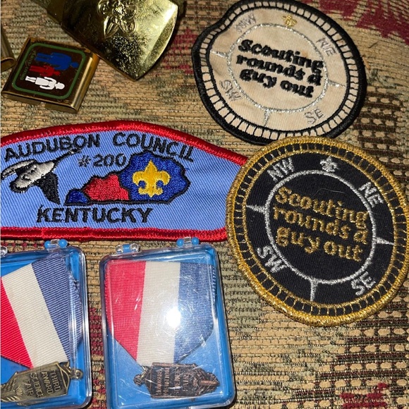 Very large lot of Boy Scout items, belts, patches, neck scarves - Picture 8 of 8